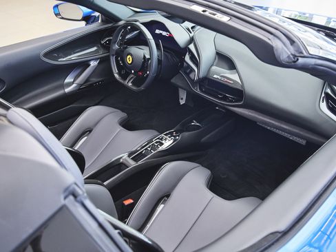 Used 2023 Ferrari SF90 Spider image 9