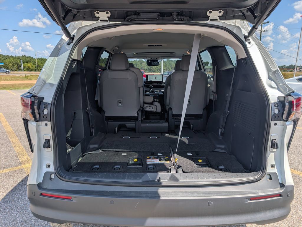 Used 2025 Toyota Sienna XLE w/ XLE Plus Package FWD image 32