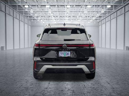 Used 2025 Volkswagen Tiguan SE FWD image 4
