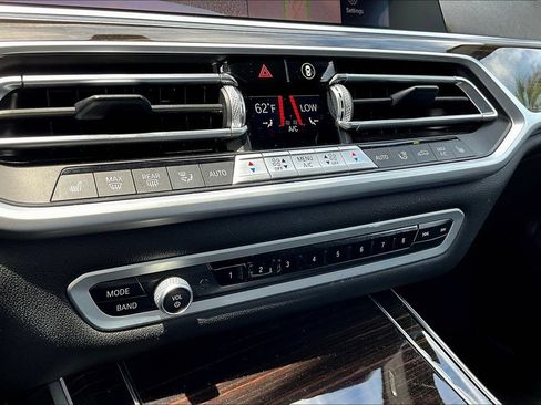 Used 2021 BMW X7 xDrive40i w/ M Sport Package AWD/4WD image 15