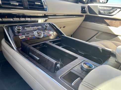 Used 2019 Lincoln Navigator Select w/ Technology Package RWD image 19