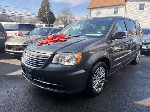 Used 2014 Chrysler Town & Country Touring-L image 2