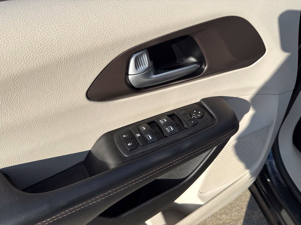 Used 2018 Chrysler Pacifica Touring Plus w/ Tire & Wheel Group FWD image 22