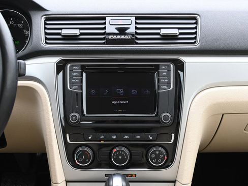 Used 2019 Volkswagen Passat 2.0T Wolfsburg w/ Wheels & Sunroof Package image 26