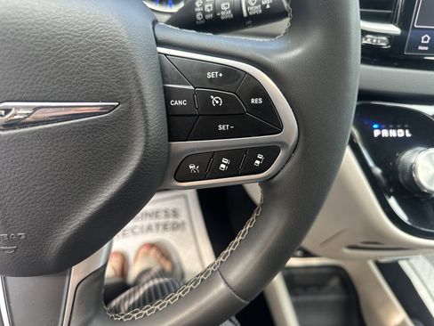 Used 2024 Chrysler Pacifica Touring-L FWD image 20