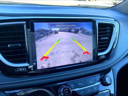 Used 2025 Chrysler Pacifica Limited image 26