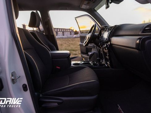 Used 2022 Toyota 4Runner TRD Off-Road image 18