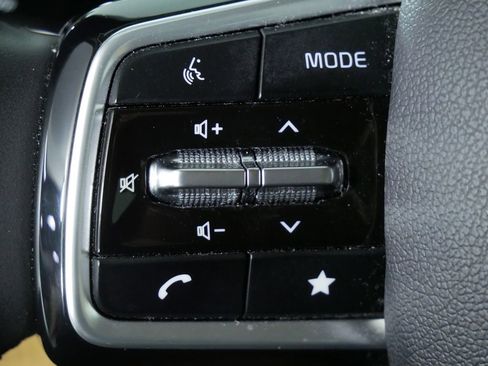 Used 2024 Kia Carnival EX image 25