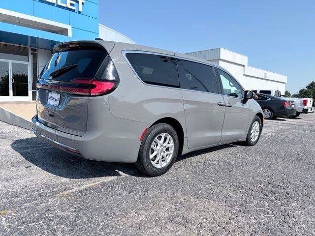 Used 2023 Chrysler Pacifica Touring-L FWD image 8