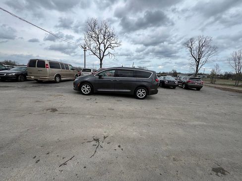 Used 2017 Chrysler Pacifica Touring-L Plus FWD image 4