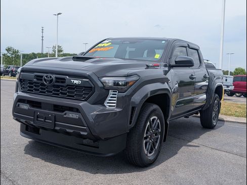 Used 2025 Toyota Tacoma TRD Sport AWD/4WD image 5