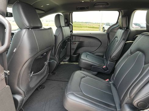 Used 2026 Chrysler Pacifica Select FWD image 16