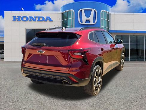 Used 2024 Chevrolet Trax RS w/ Sunroof Package image 2