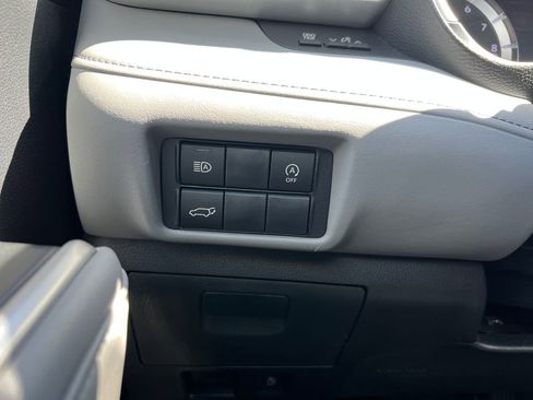 Used 2023 Toyota Highlander XLE image 17