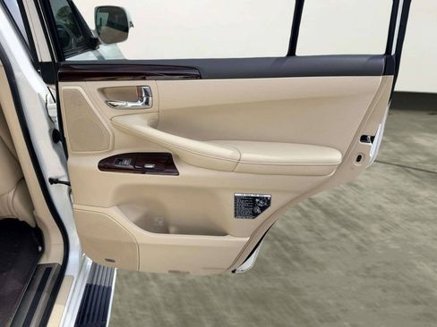 Used 2013 Lexus LX 570 4WD w/ Luxury Pkg image 28