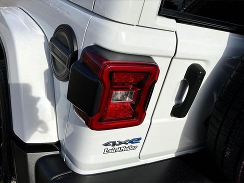 Used 2022 Jeep Wrangler Unlimited Sahara w/ Cold Weather Group image 30