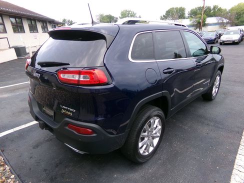 Used 2016 Jeep Cherokee Limited w/ Luxury Group AWD/4WD image 3