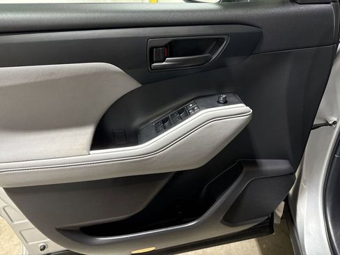 Used 2023 Toyota Highlander LE image 21