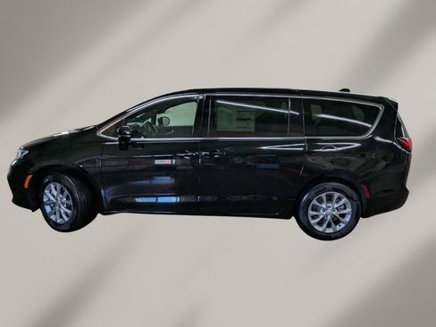 New 2026 Chrysler Pacifica Select image 3