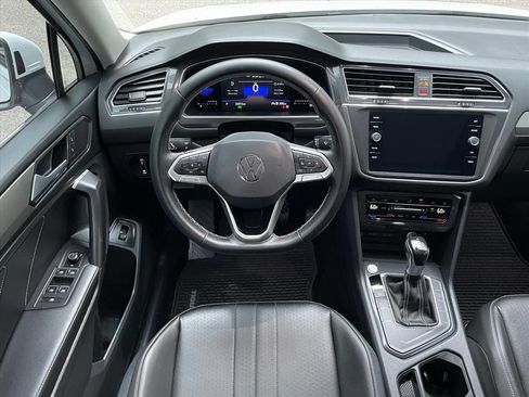Used 2022 Volkswagen Tiguan SE FWD image 3