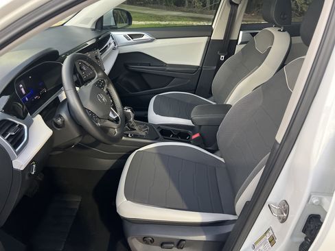 Certified 2025 Volkswagen Taos SE image 16