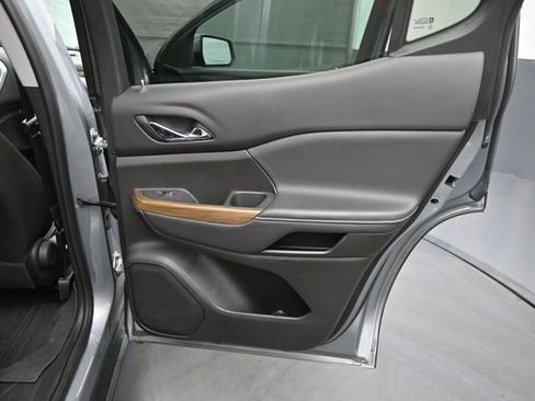 Used 2023 GMC Acadia SLE w/ Driver Convenience Package FWD image 16