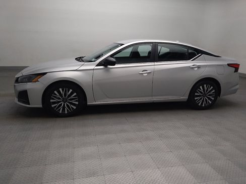 Used 2025 Nissan Altima 2.5 SV FWD image 2