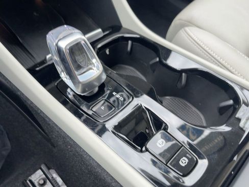 Certified 2024 Volvo XC40 B5 Plus w/ Climate Package image 17