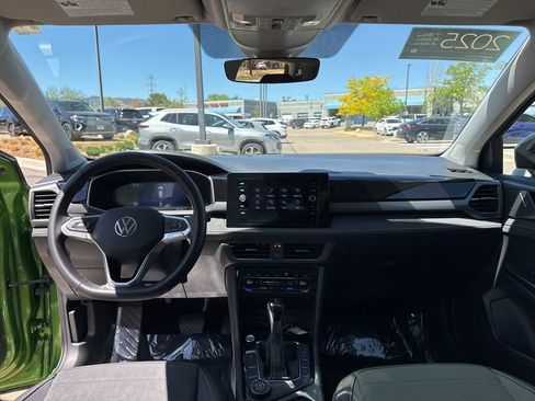 Used 2025 Volkswagen Taos SE AWD/4WD image 12