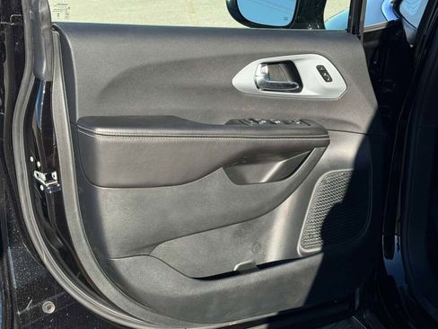 New 2026 Chrysler Pacifica Limited image 27