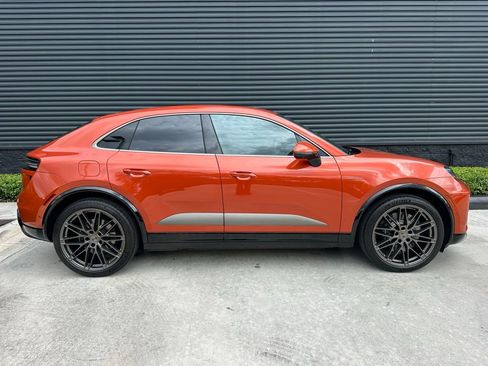 Certified 2025 Porsche Macan Turbo Electric AWD/4WD image 10