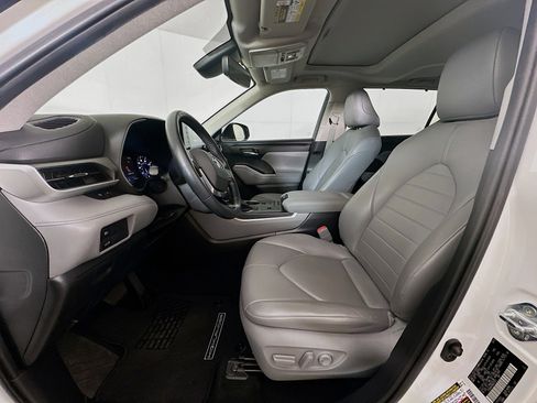 Used 2021 Toyota Highlander XLE FWD image 13