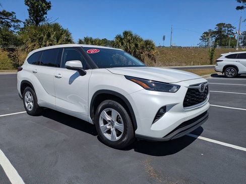 Used 2022 Toyota Highlander LE image 2