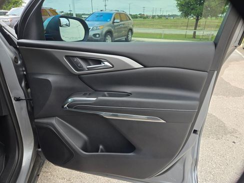 Used 2025 Chevrolet Traverse LT w/ Driver Confidence Package FWD image 28