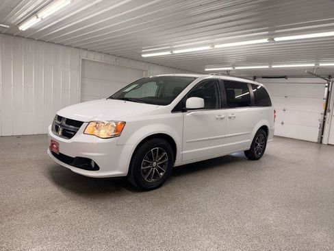 Used 2017 Dodge Grand Caravan SXT image 3