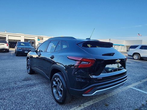 Used 2024 Chevrolet Trax LT w/ Driver Confidence Package FWD image 3