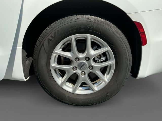 Used 2023 Chrysler Pacifica Touring-L FWD image 16