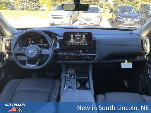 New 2025 Nissan Pathfinder Platinum image 5