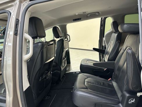 Used 2018 Chrysler Pacifica Touring-L Plus FWD image 35