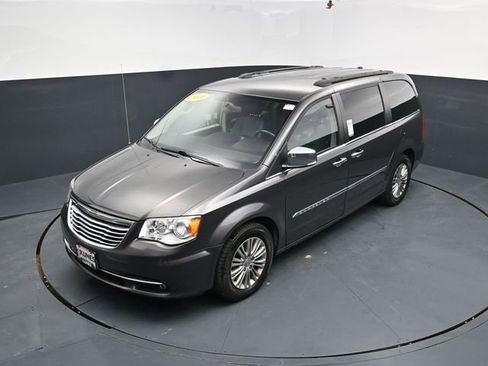Used 2016 Chrysler Town & Country Touring-L w/ Driver Convenience Group image 35