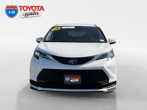 Certified 2025 Toyota Sienna LE image 8