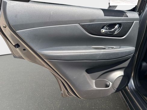 Used 2020 Nissan Rogue SV FWD image 11