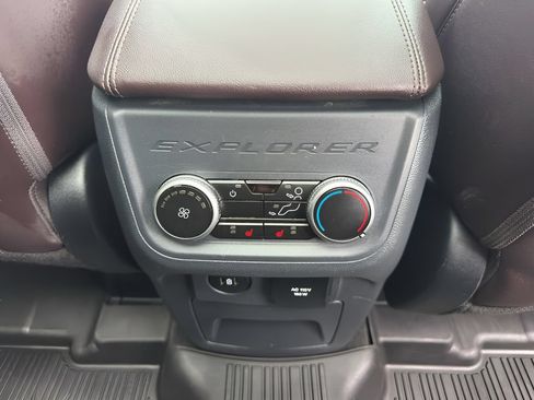 Used 2025 Ford Explorer Platinum AWD/4WD image 18