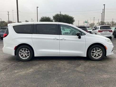 Used 2024 Chrysler Pacifica Touring-L image 4