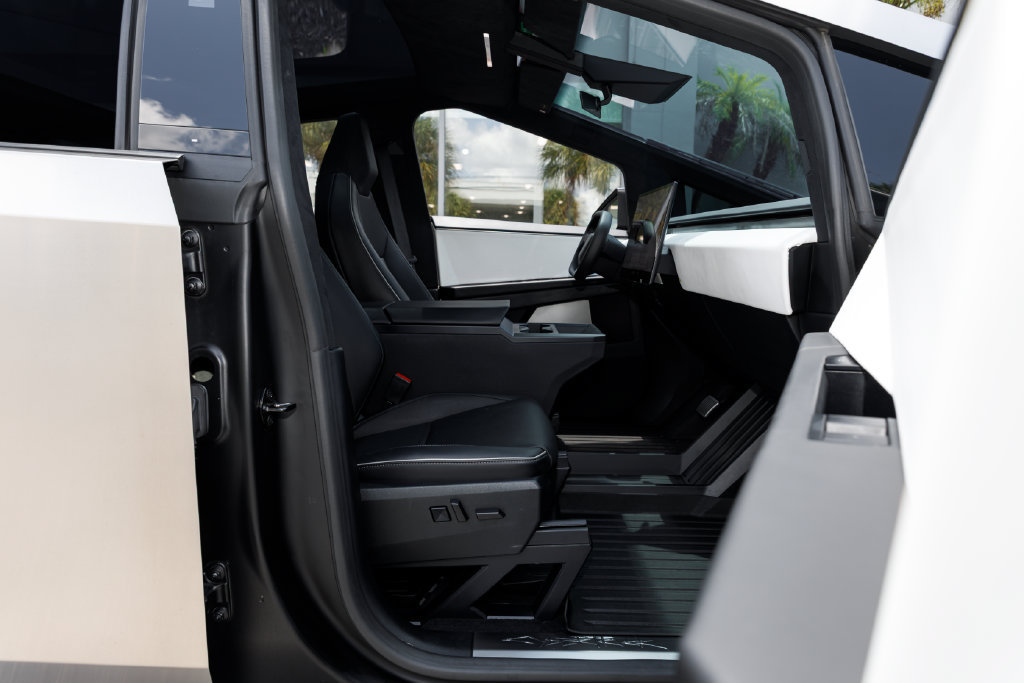 Used 2024 Tesla Cybertruck AWD Crew Cab image 12