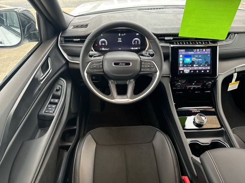 New 2025 Jeep Grand Cherokee Altitude AWD/4WD image 17