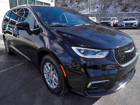 New 2026 Chrysler Pacifica Select image 3