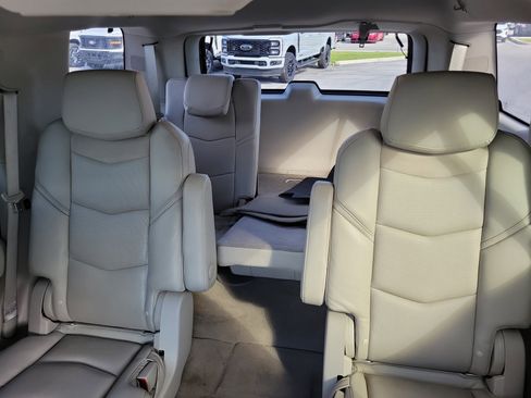 Used 2018 Cadillac Escalade Luxury image 14