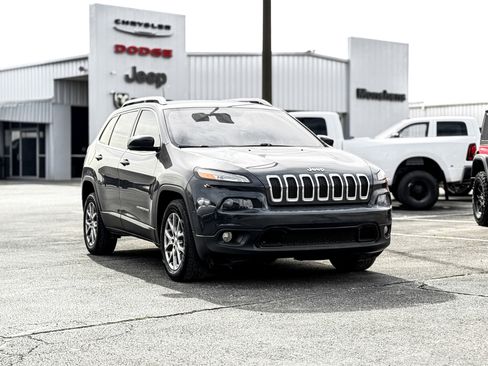 Used 2018 Jeep Cherokee Latitude Plus image 3