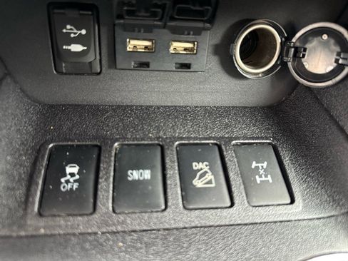 Used 2019 Toyota Highlander SE image 16